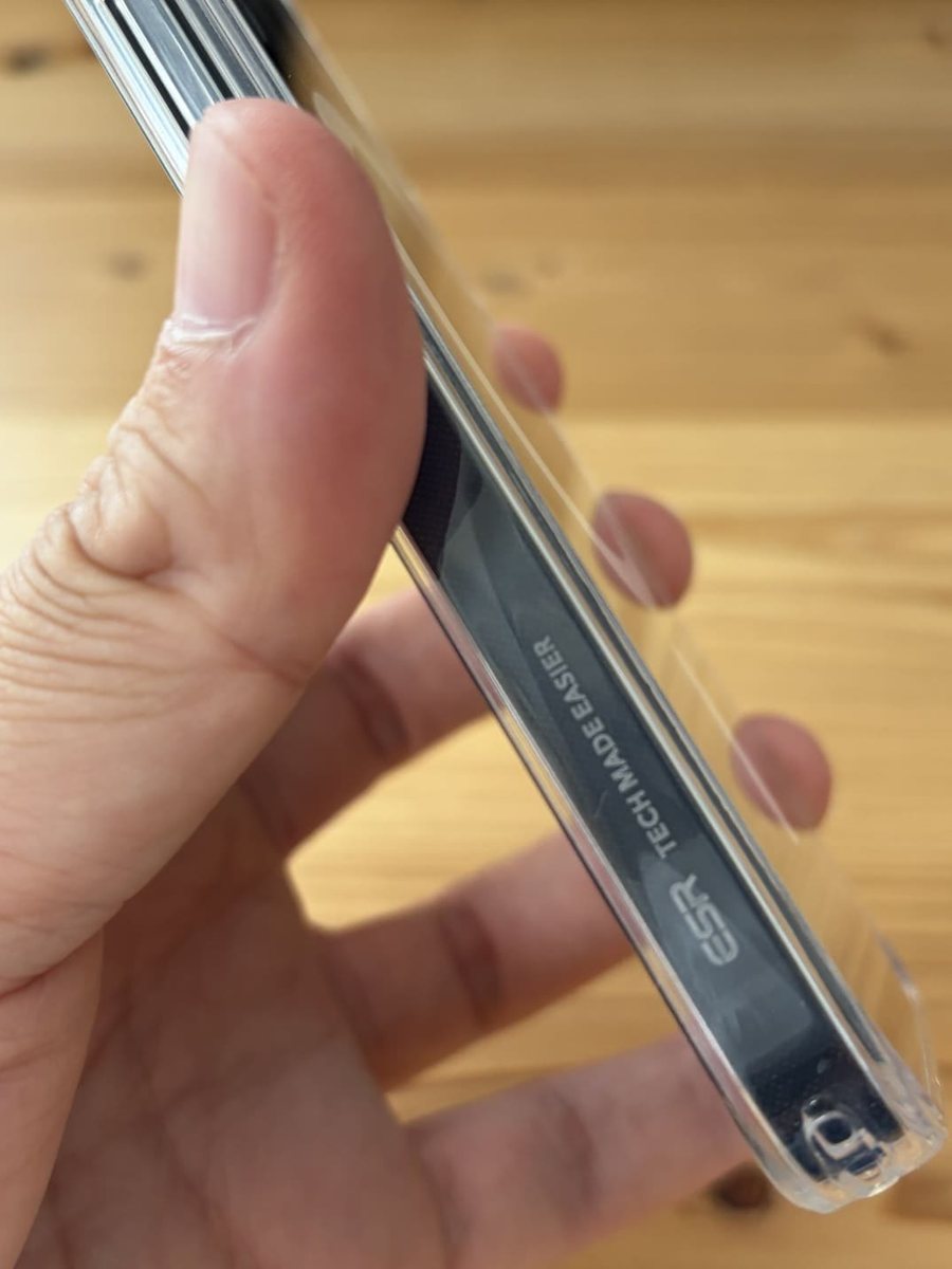 ESRのiPhone17e対応クリアケースの側面ロゴと厚み