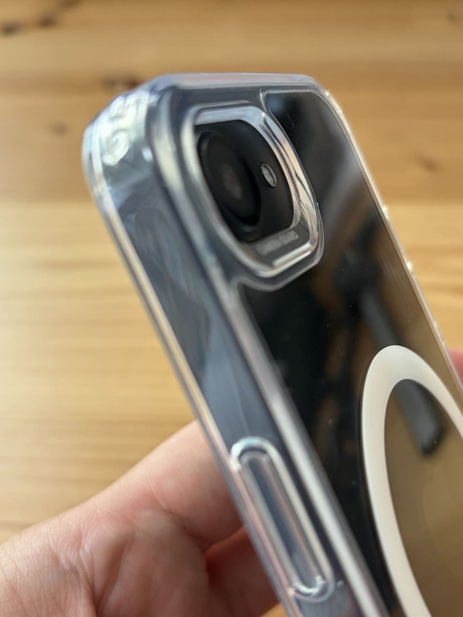 ESRのiPhone17e対応クリアケースのカメラ周りの保護形状