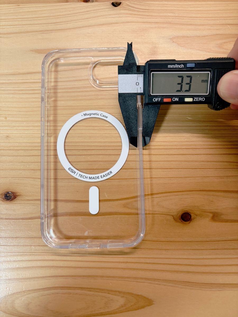 ESRのiPhone17e対応クリアケースの側面厚みをノギスで測っている写真