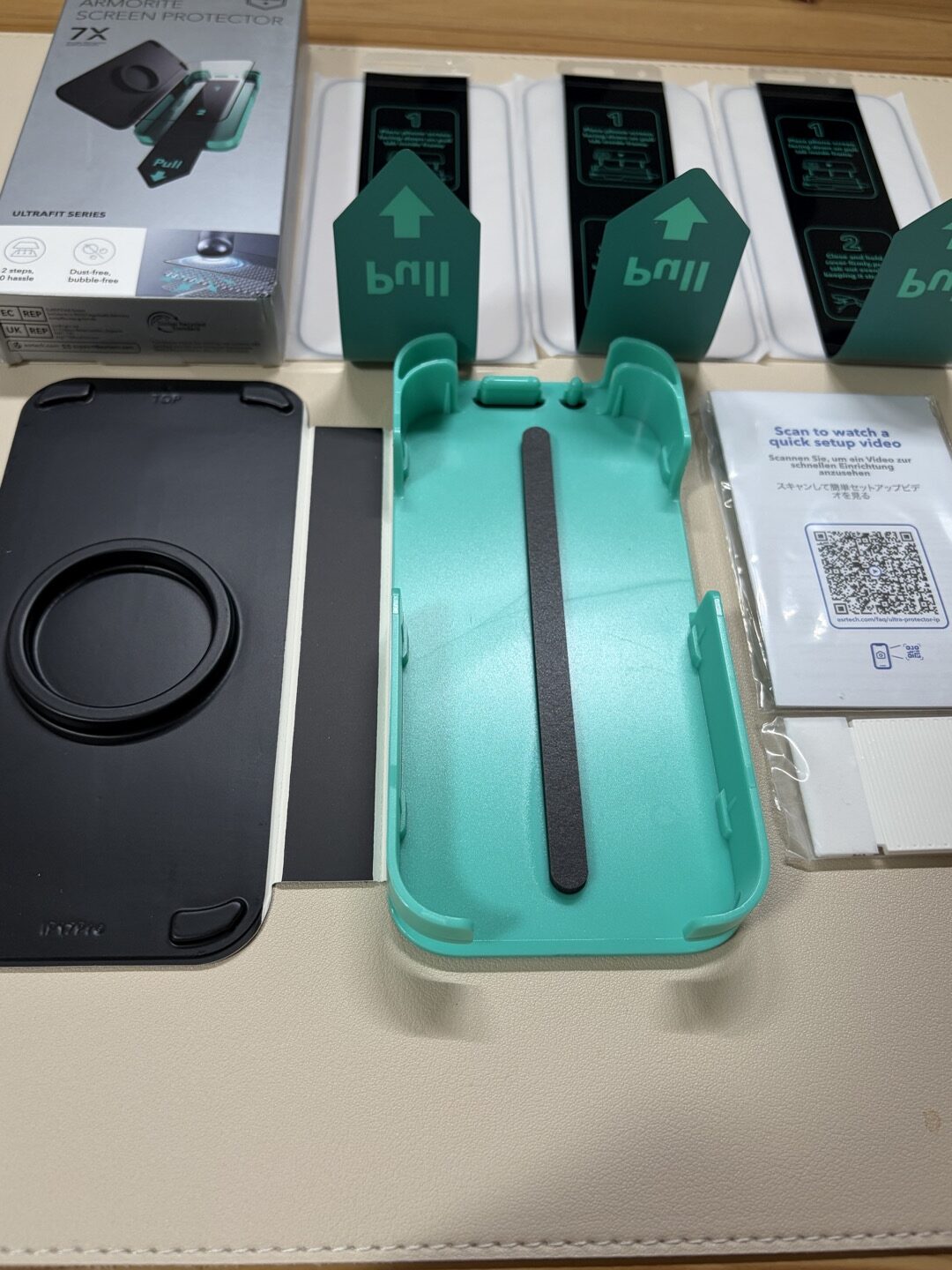 ESR Armorite ガラスフィルム（iPhone 18 Pro用・3枚入り）の同梱品。トレイ式ガイド、フィルム3枚、クリーナー、ホコリ取りテープ、ヘラ