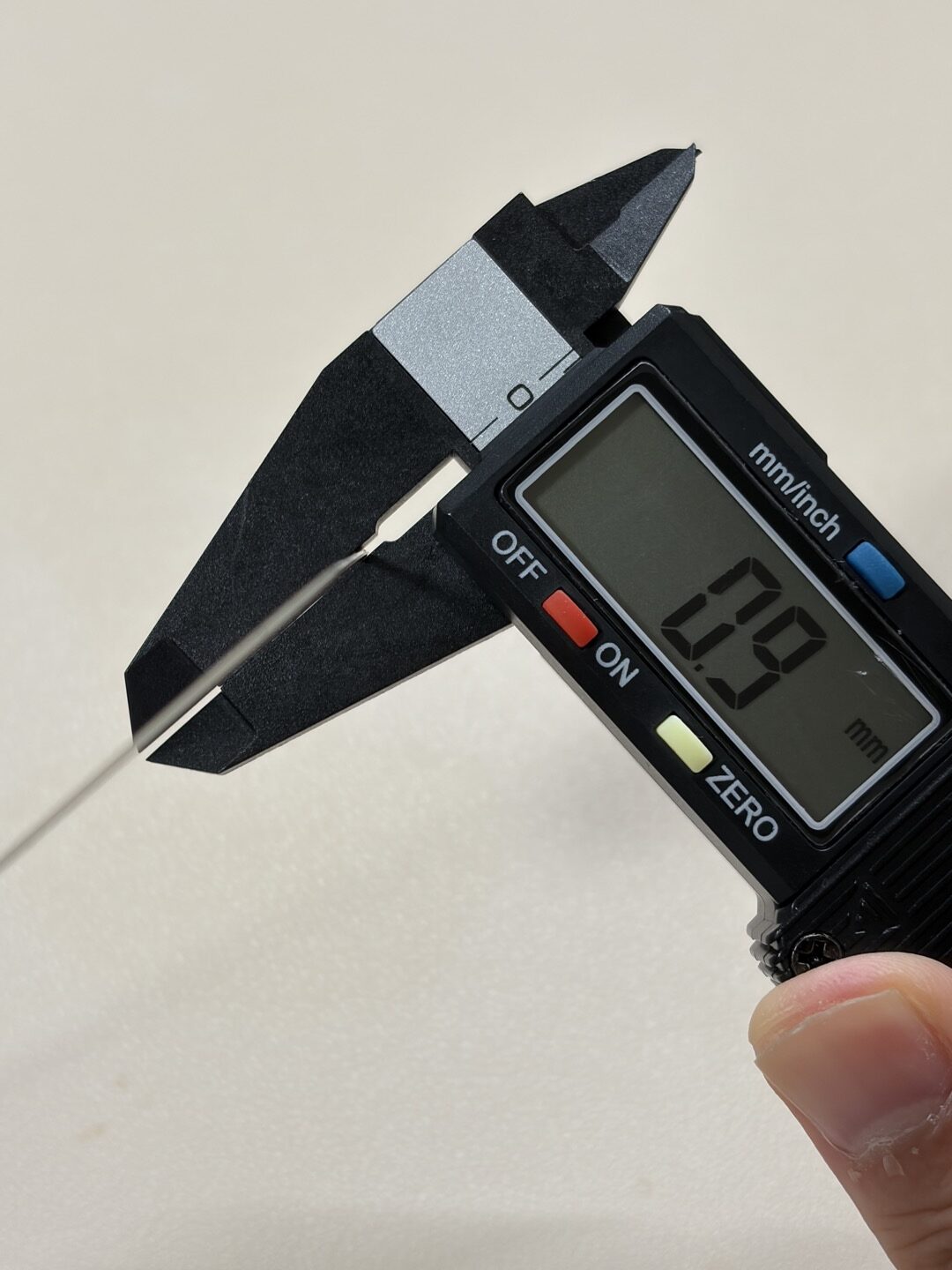 ESR Armorite ガラスフィルムの厚みをノギスで計測、0.9mm