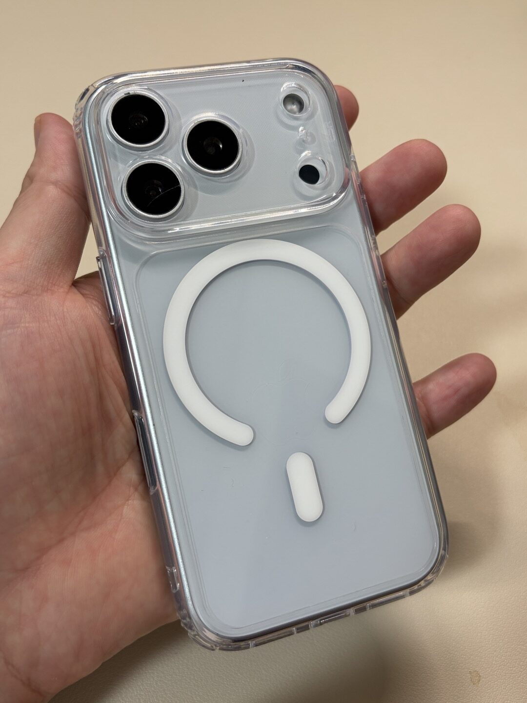 iPhone 17 ProモックにESR Classic Hybrid クリア（iPhone 18 Pro用）を装着した背面全体
