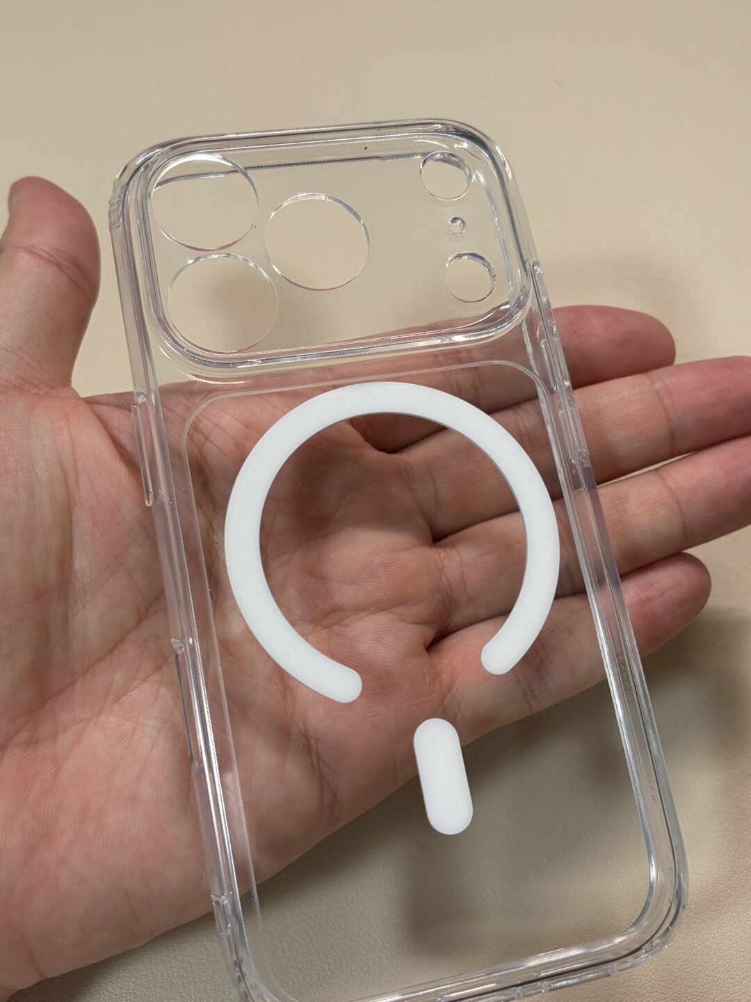 ESR Classic Hybrid クリア（iPhone 18 Pro用）の内側。MagSafeリングとカメラ窓