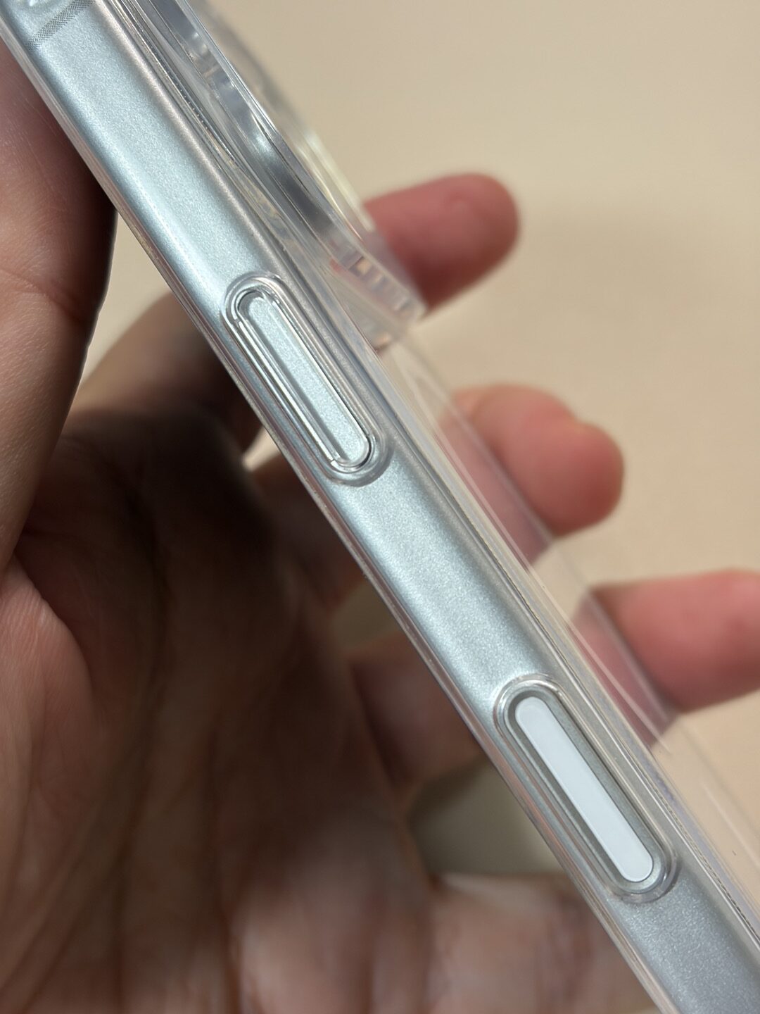 ESR Classic Hybrid クリアの側面。アクションボタンと音量ボタンはカバー型