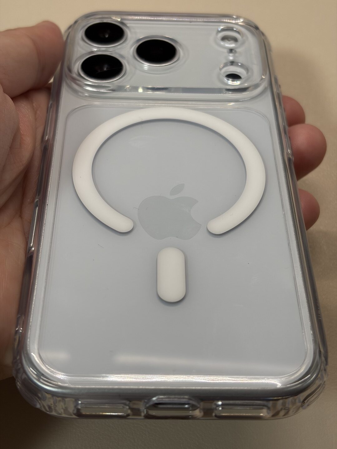 iPhone 17 ProモックにESR Classic Hybrid クリアを装着した背面（手持ち）
