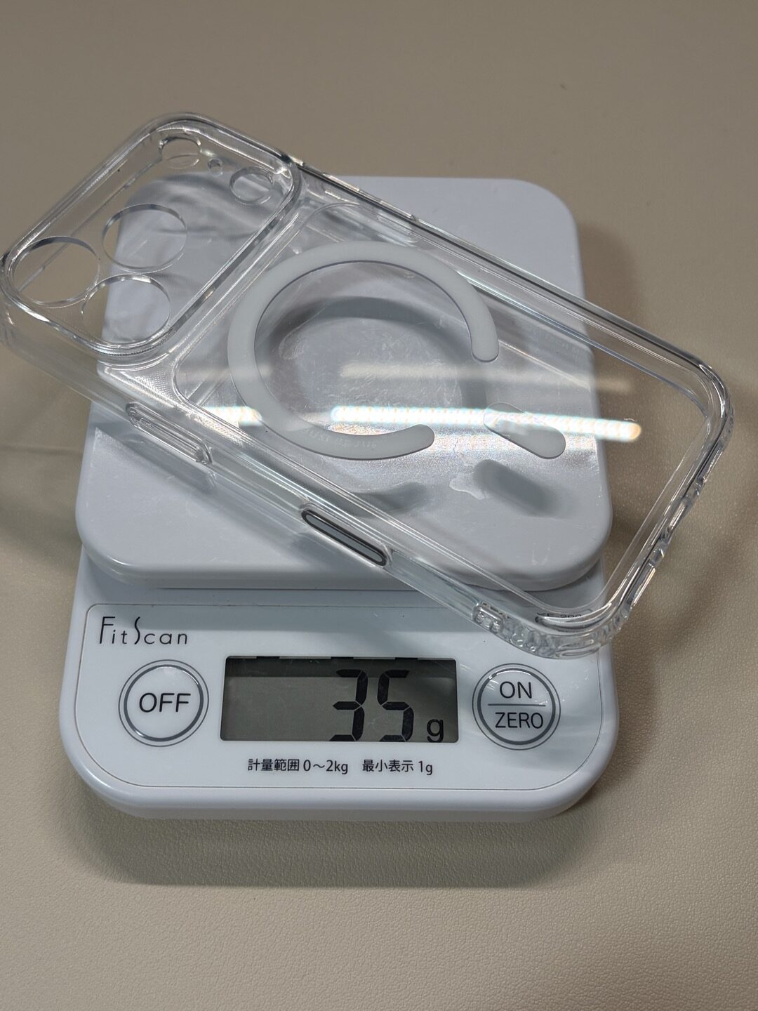 ESR Classic Hybrid クリア（iPhone 18 Pro用）をキッチンスケールで計量、35g