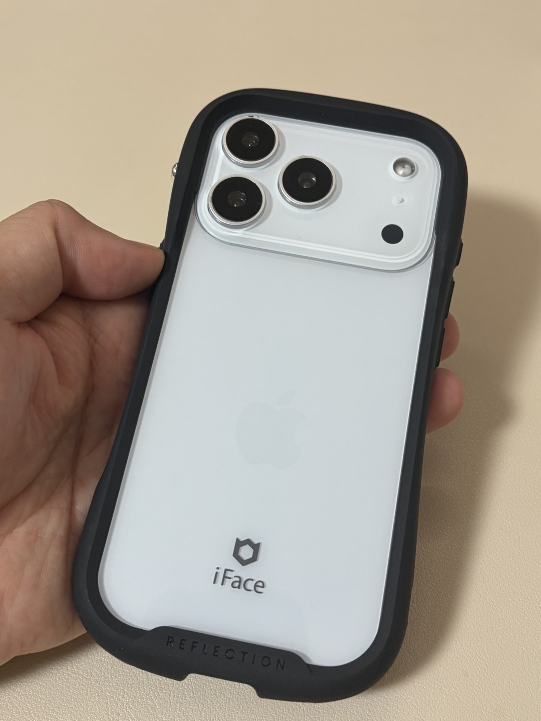 iPhone 17 ProモックにiFace Reflection ブラック(iPhone 18 Pro/17 Pro用・MagSafe非対応)を装着し、手に持った背面