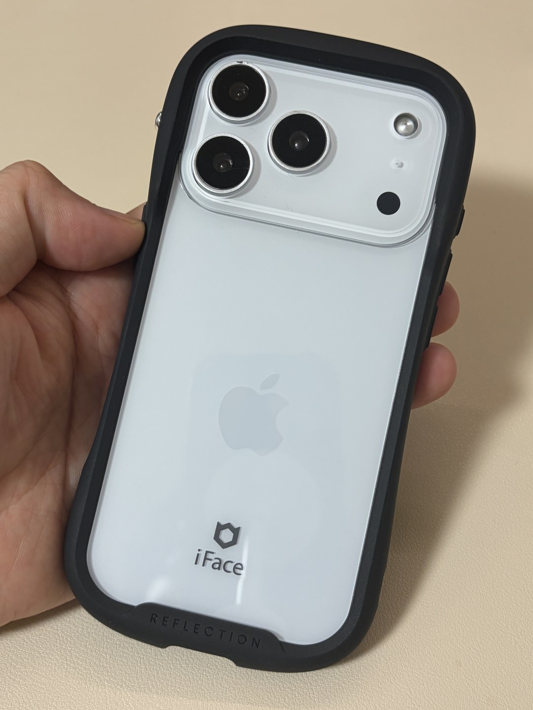 iPhone 17 ProモックにiFace Reflection ブラック(iPhone 18 Pro/17 Pro用・MagSafe非対応)を装着した背面全体