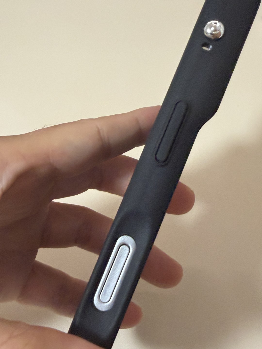 iFace Reflection ブラック(iPhone 18 Pro/17 Pro用・MagSafe非対応)の右側面。電源ボタンはカバー型、Camera Control部分は切り欠き