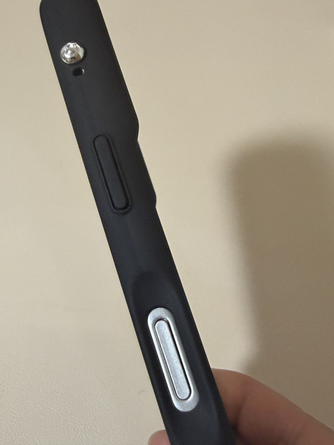 iFace Reflection ブラック(iPhone 18 Pro/17 Pro用・MagSafe非対応)単体の右側面。Camera Control部分の切り欠きとストラップホール