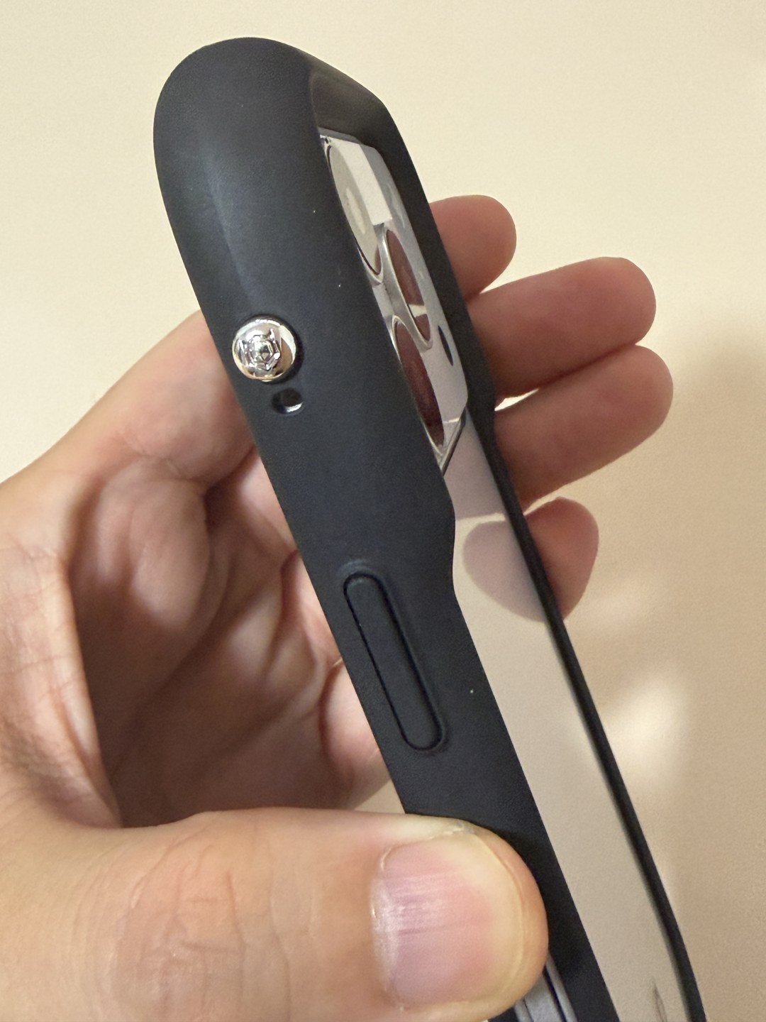 iFace Reflection ブラック(iPhone 18 Pro/17 Pro用・MagSafe非対応)の左側面。アクションボタンと音量ボタンはカバー型