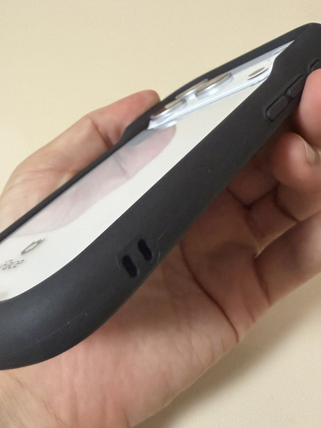 iFace Reflection ブラック(iPhone 18 Pro/17 Pro用・MagSafe非対応)装着時のカメラ周りの寄り(17 Proモック)