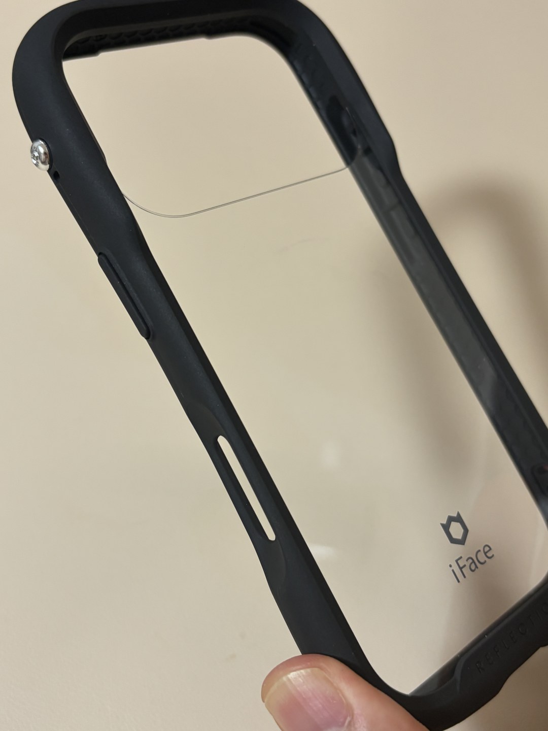 iFace Reflection ブラック(iPhone 18 Pro/17 Pro用・MagSafe非対応)の内側。MagSafeリングはなし