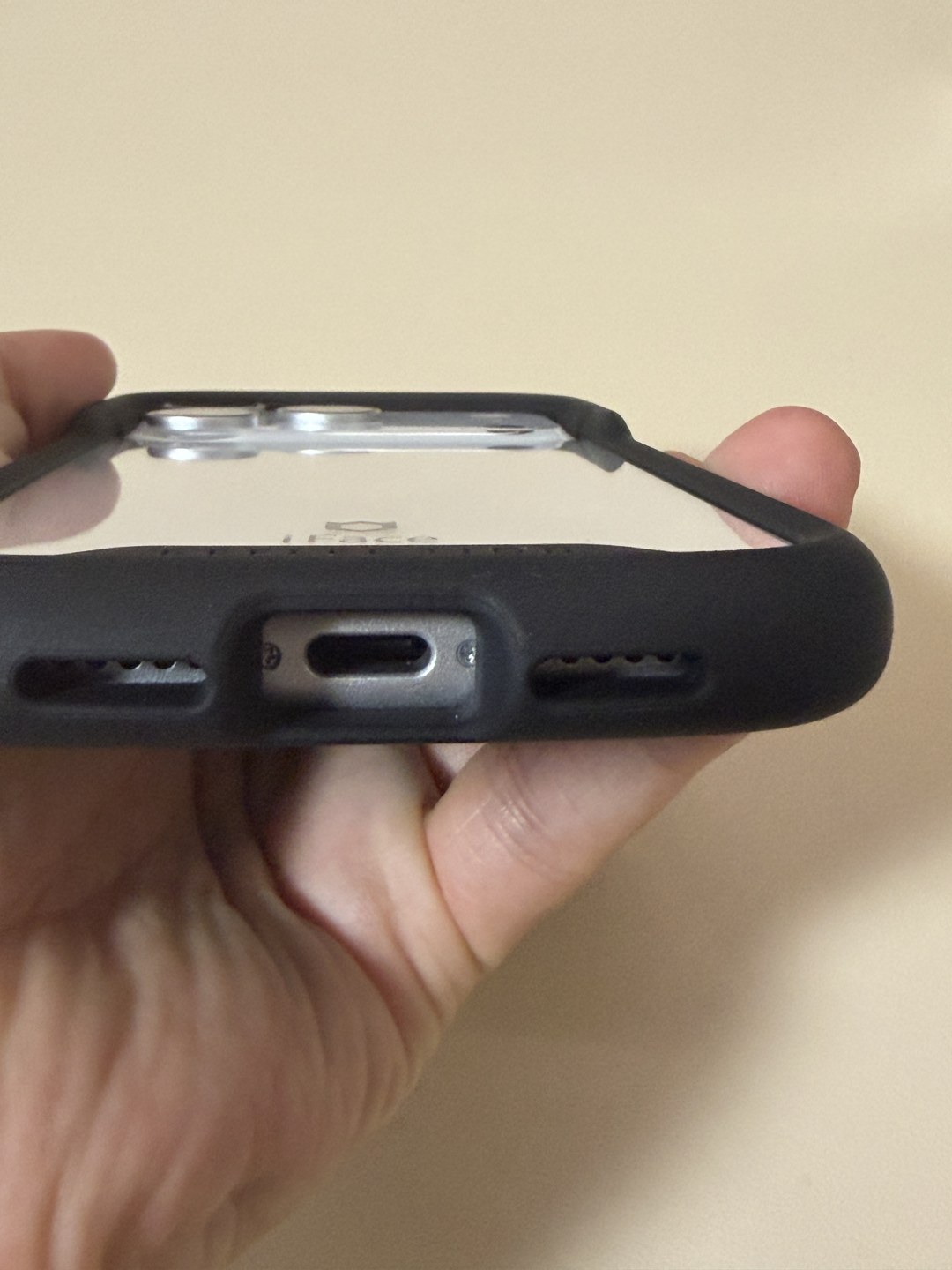 iFace Reflection ブラック(iPhone 18 Pro/17 Pro用・MagSafe非対応)装着時の底面。USB-C口とスピーカー穴の開き