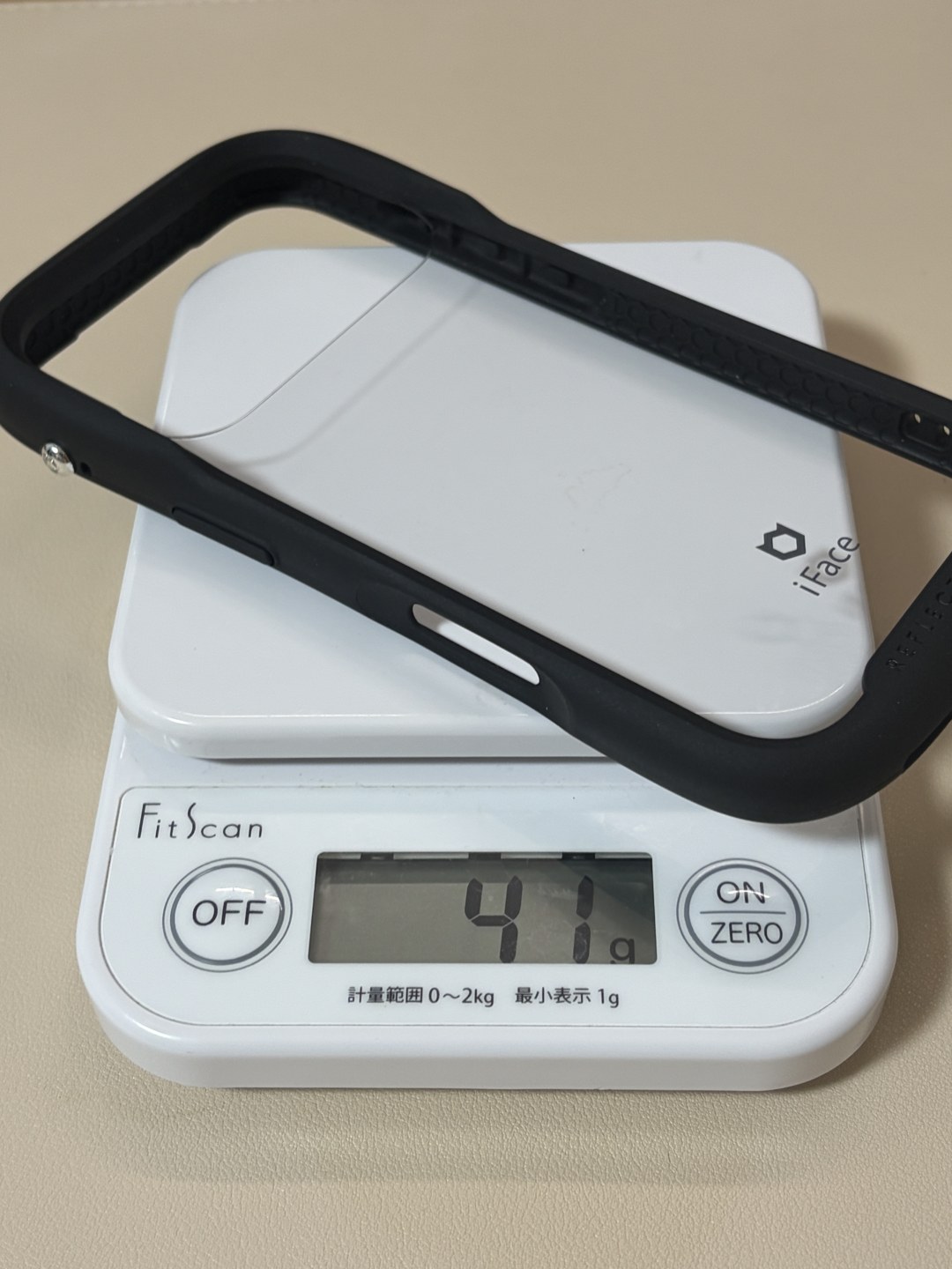 iFace Reflection ブラック(iPhone 18 Pro/17 Pro用・MagSafe非対応)をキッチンスケールで計量、41g