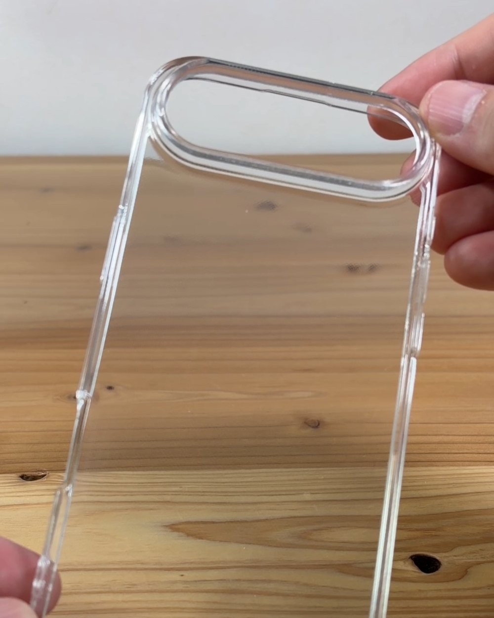iPhone Air用として売られている1カメラ穴タイプのクリアケース