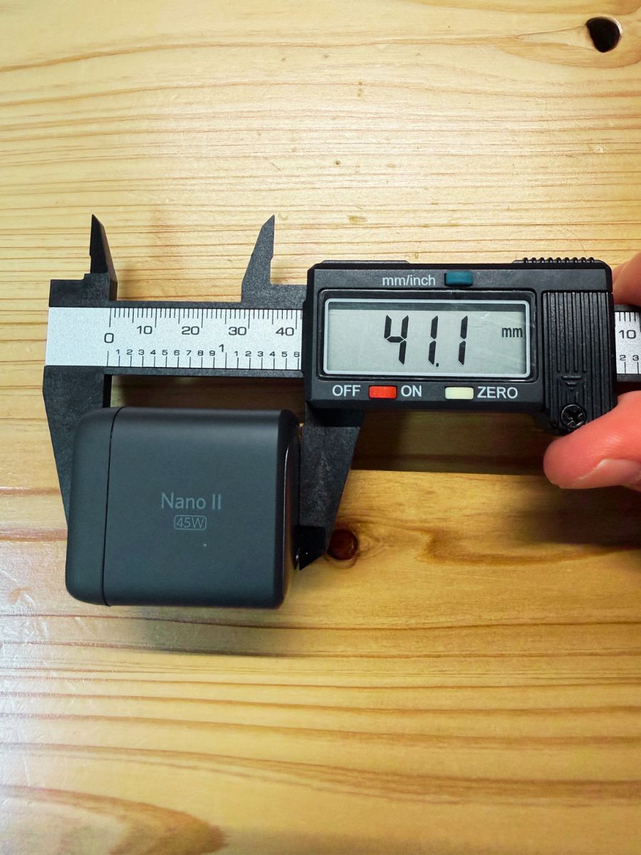 Anker Nano II 45Wの奥行きを実測している写真