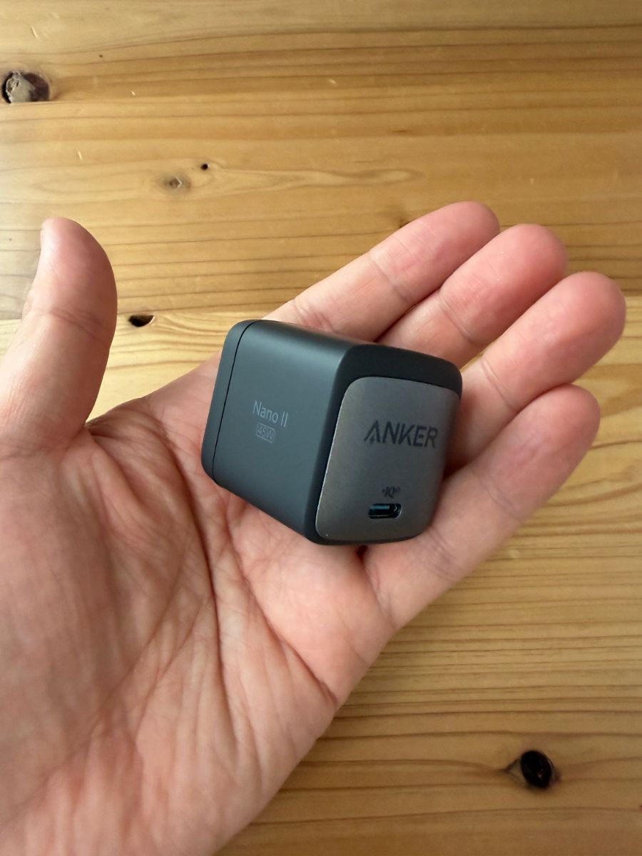 Anker Nano II 45Wを手に持った写真