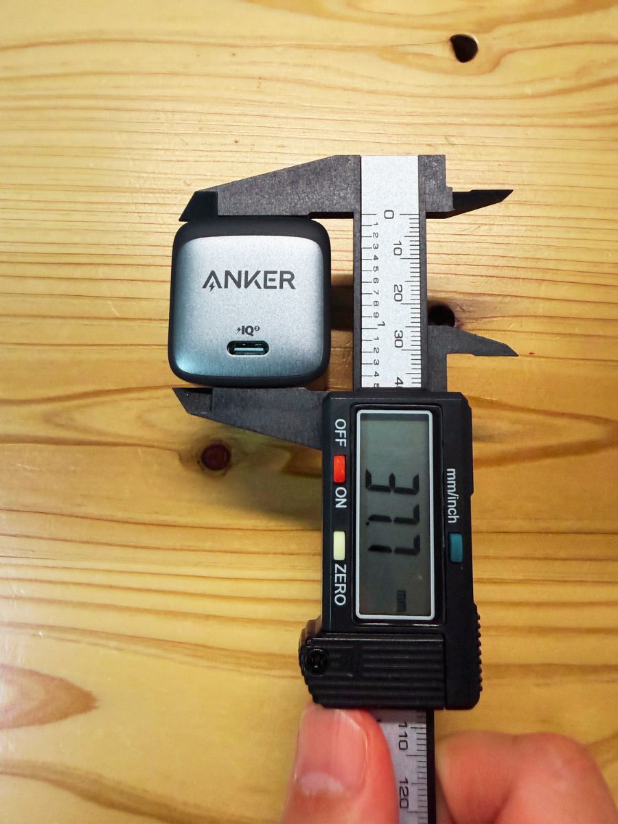 Anker Nano II 45Wの高さを実測している写真