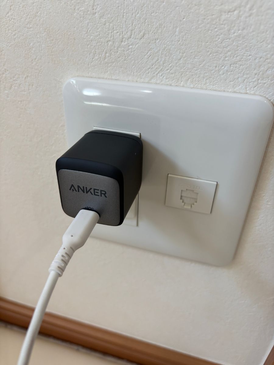 Anker Nano II 45Wをコンセントに挿して使っている写真