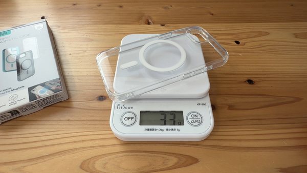 ESRのiPhone17e対応クリアケースを重量計で測っている写真
