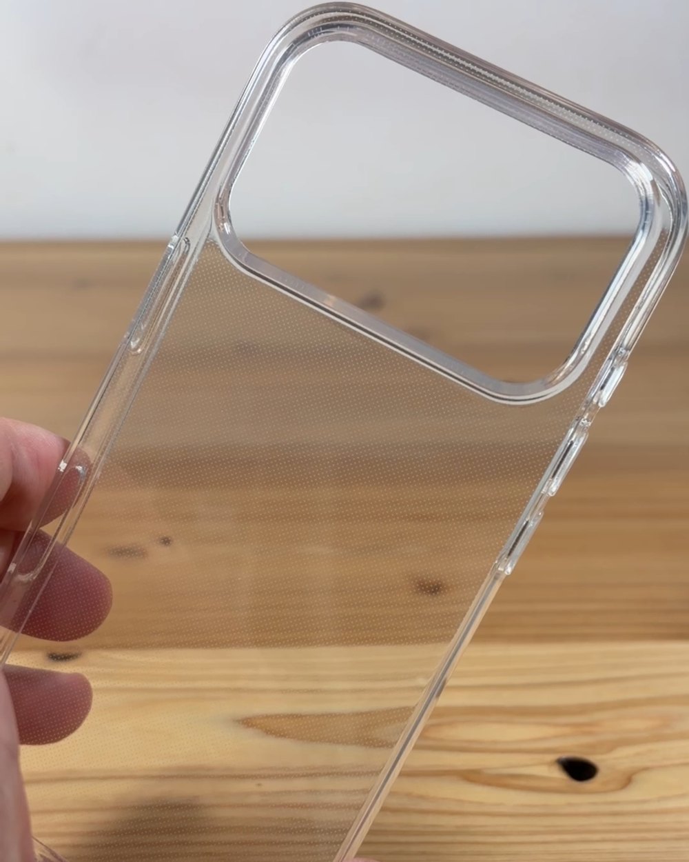 iPhone17 Pro用として売られている3カメラ穴タイプのクリアケース