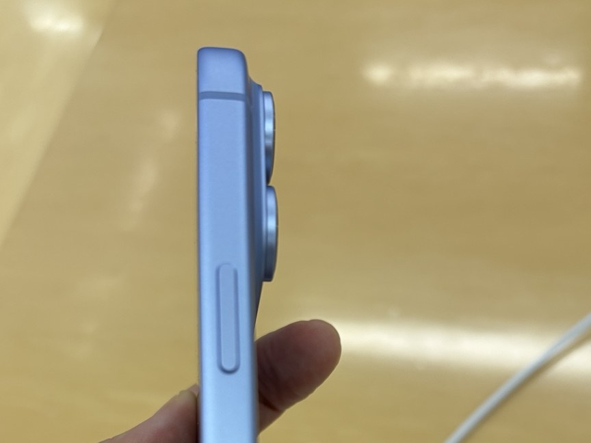 iPhone 18 Proカメラの出っ張りを横から確認