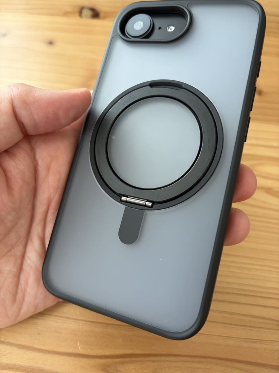 NIMASOのiPhone17e対応MagSafeケースを手に持った写真
