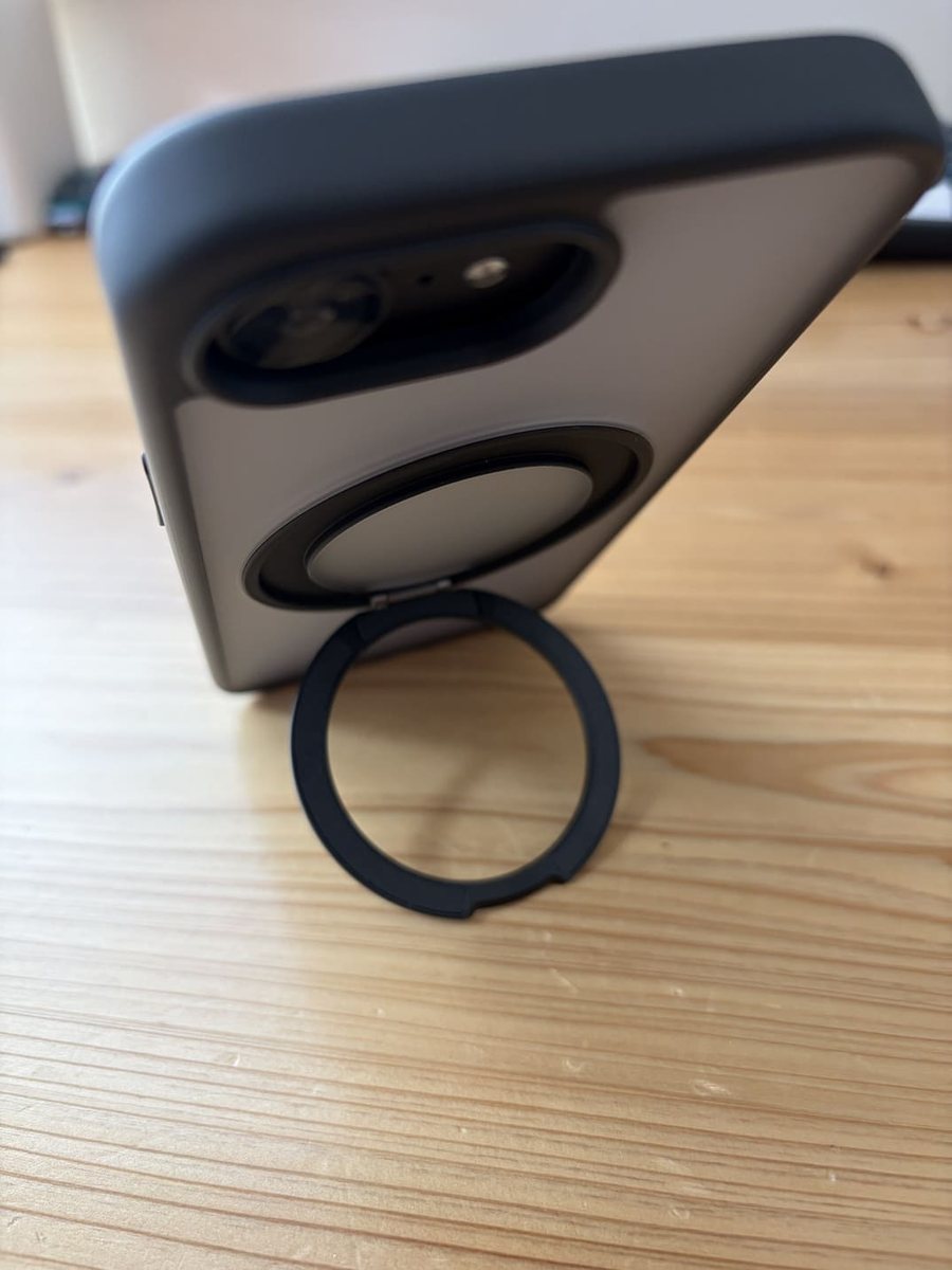 NIMASOのiPhone17e対応ケースのスタンドを立てた写真
