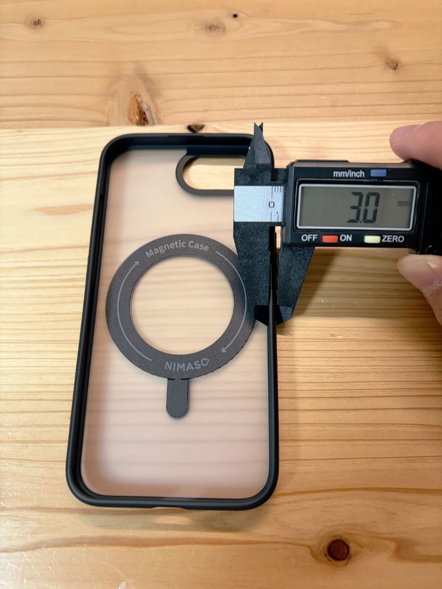 NIMASOのiPhone17e対応ケースの側面厚みをノギスで測っている写真