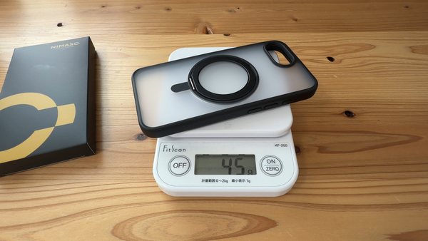 NIMASOのiPhone17e対応ケースを重量計で測っている写真