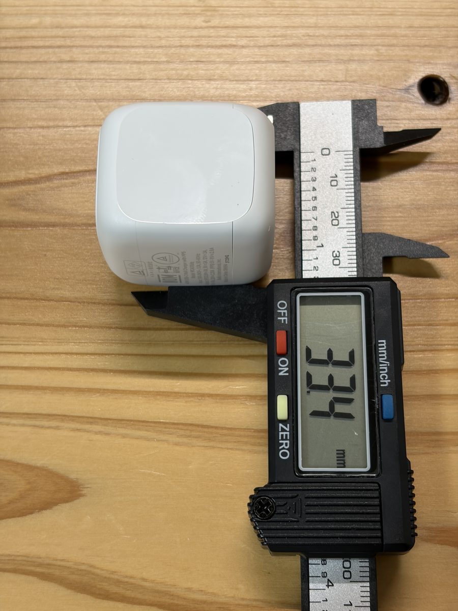 Belkin 45W充電器の幅をノギスで測った写真