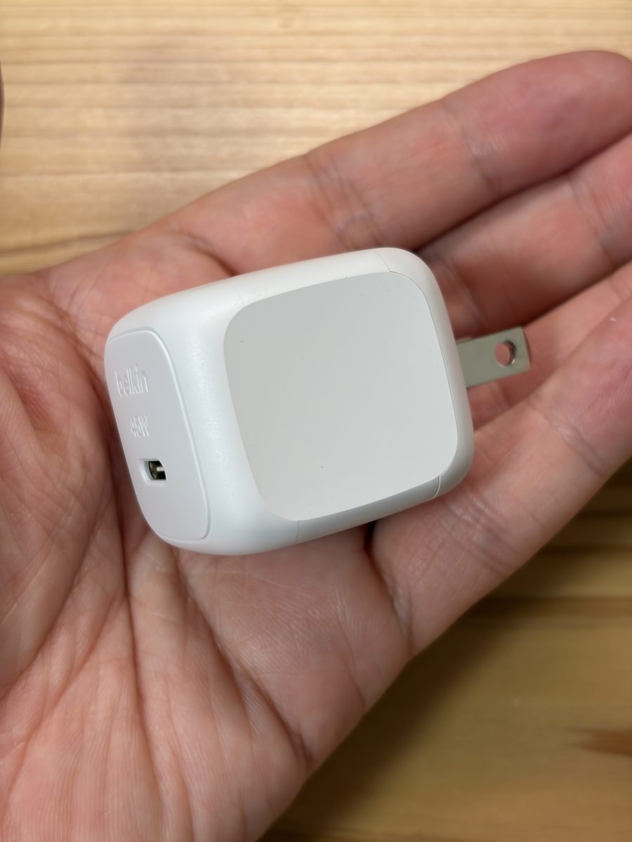 Belkin 45W充電器を横から見た厚み