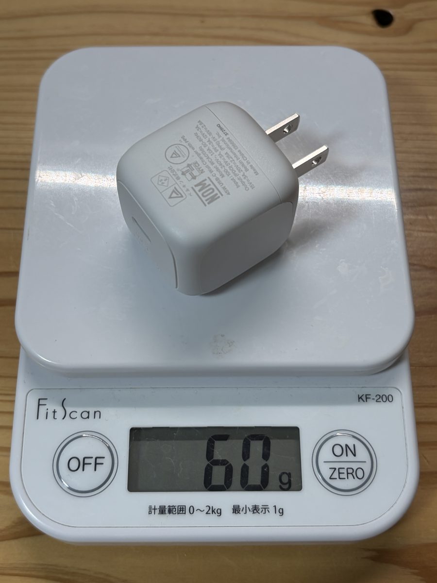 Belkin 45W充電器の重さを測った写真