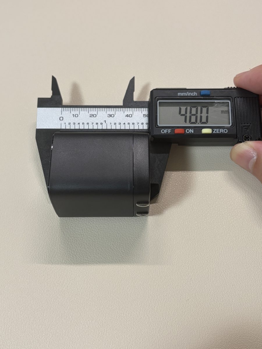 ダイソー45W充電器の厚みを測った写真