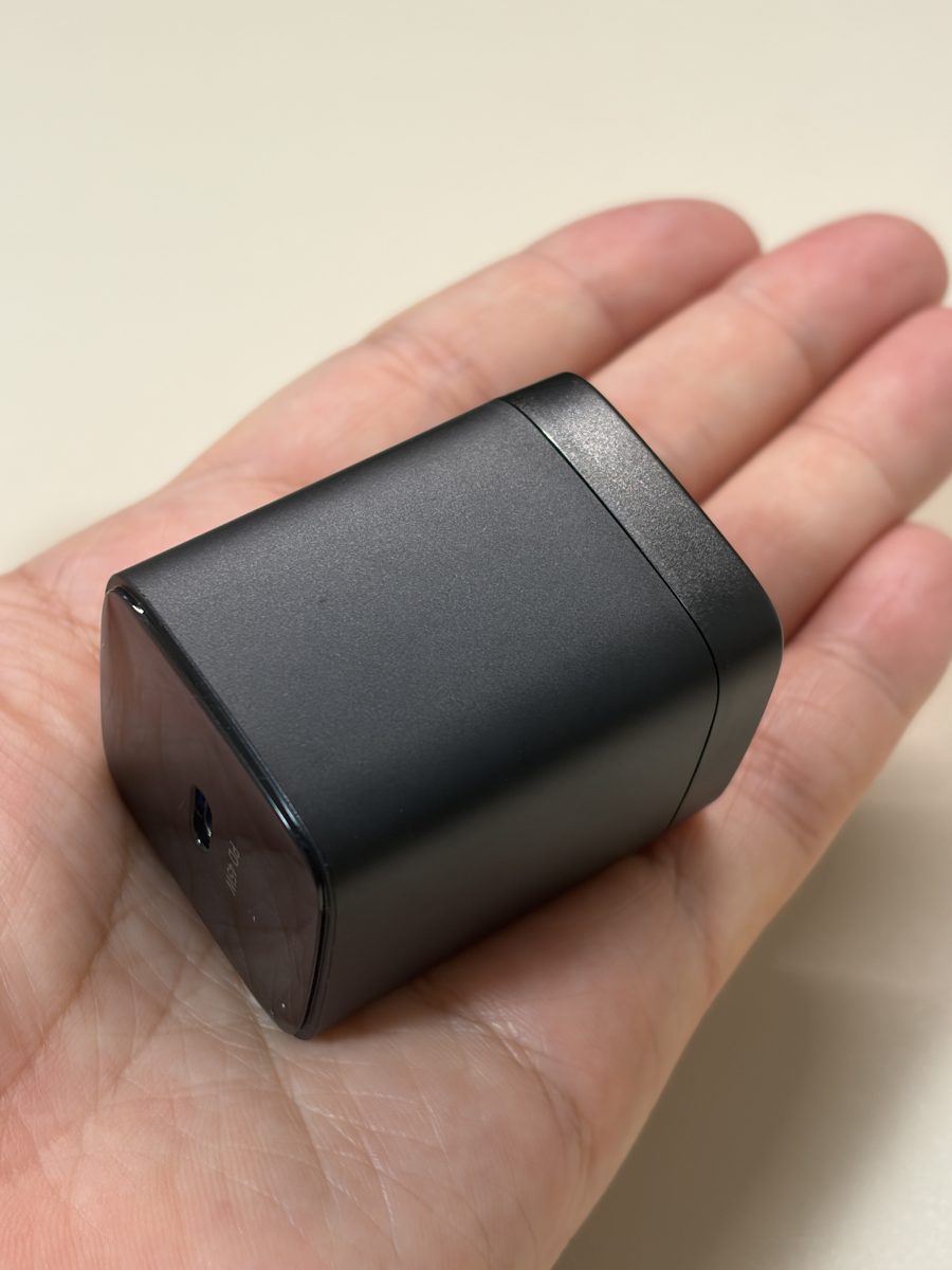 ダイソー45W充電器を手に持ったサイズ感