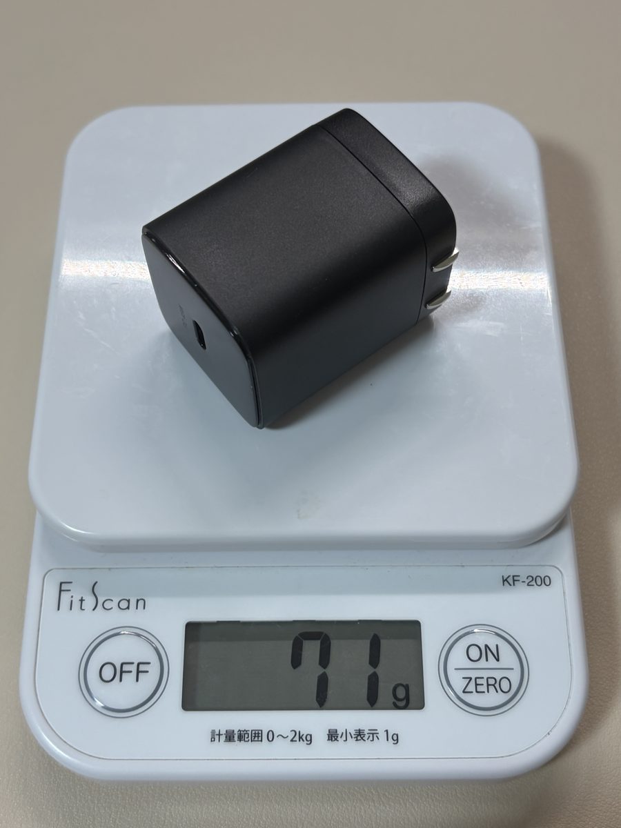 ダイソー45W充電器の重さを測った写真