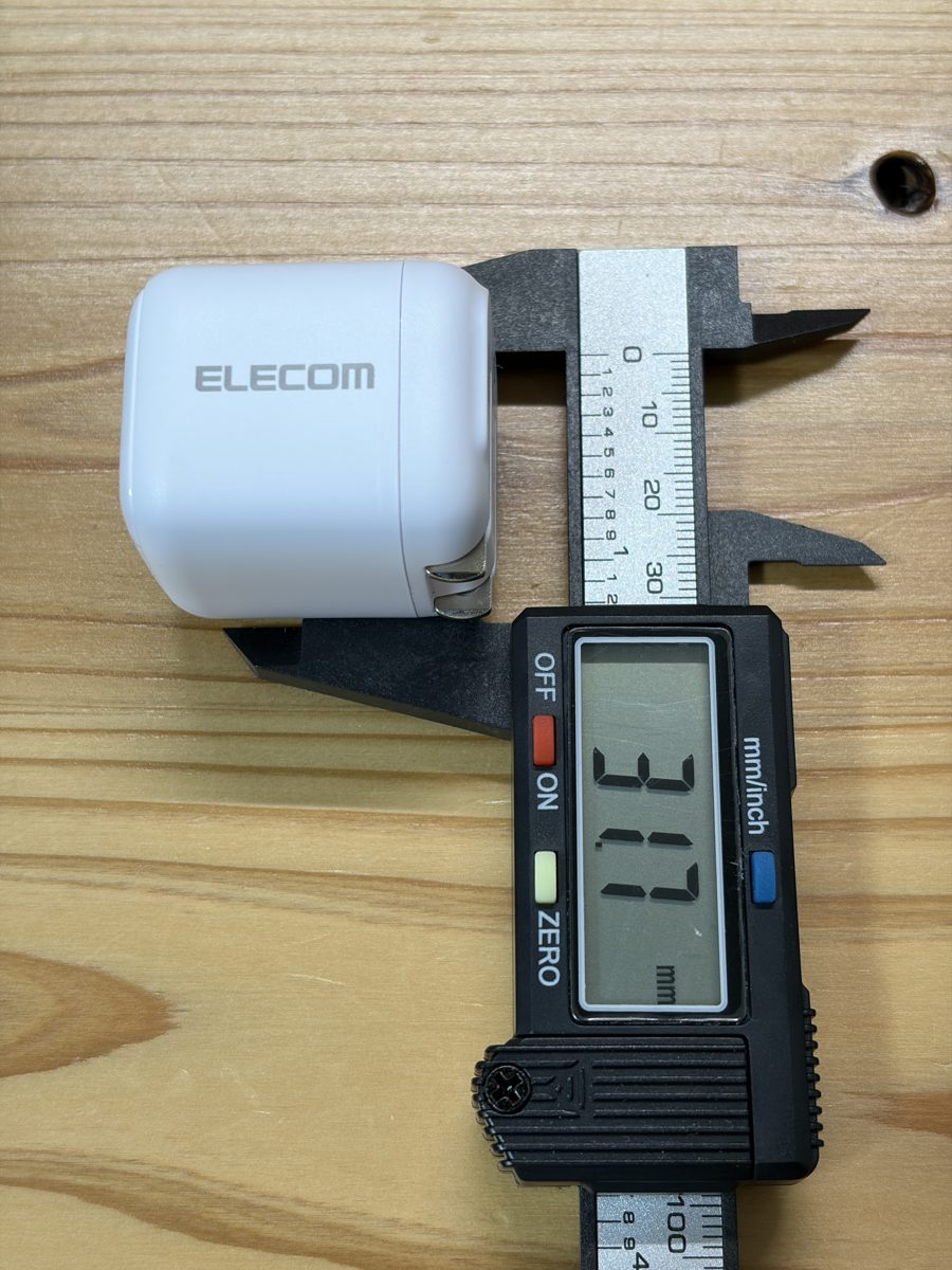 エレコム30W充電器の幅をノギスで測った写真