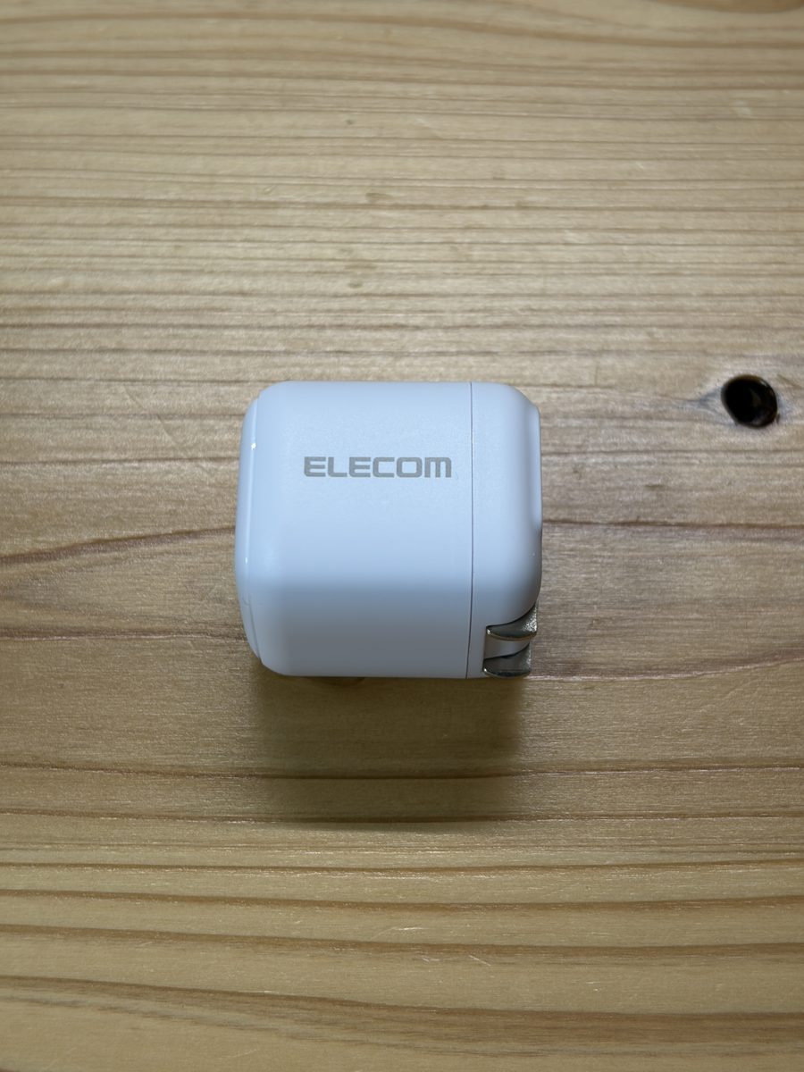 エレコム30W充電器の正面写真