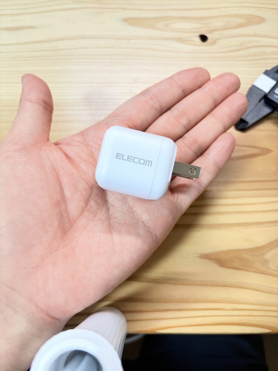 エレコム30W充電器を手に持ったサイズ感