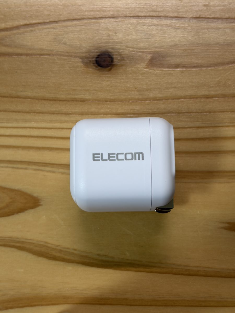 エレコム30W充電器を横から見た厚み