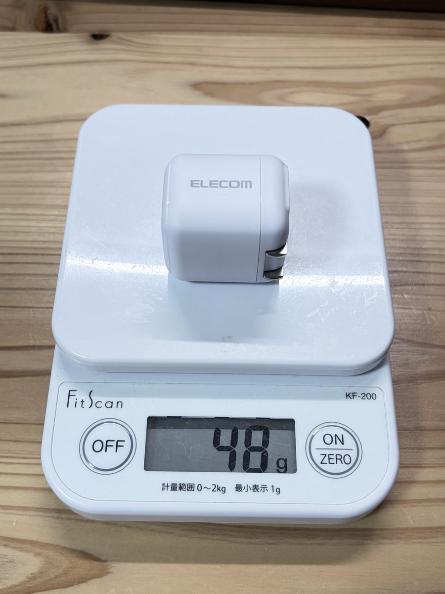 エレコム30W充電器の重さを測った写真