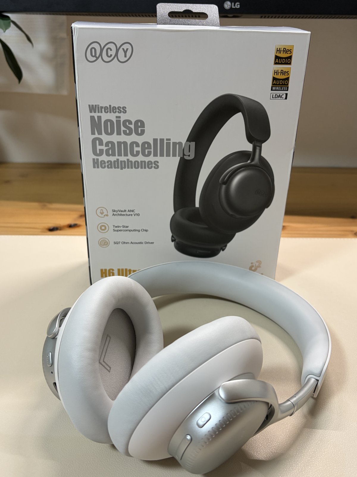 QCY H6 Ultra ホワイトの外箱と本体