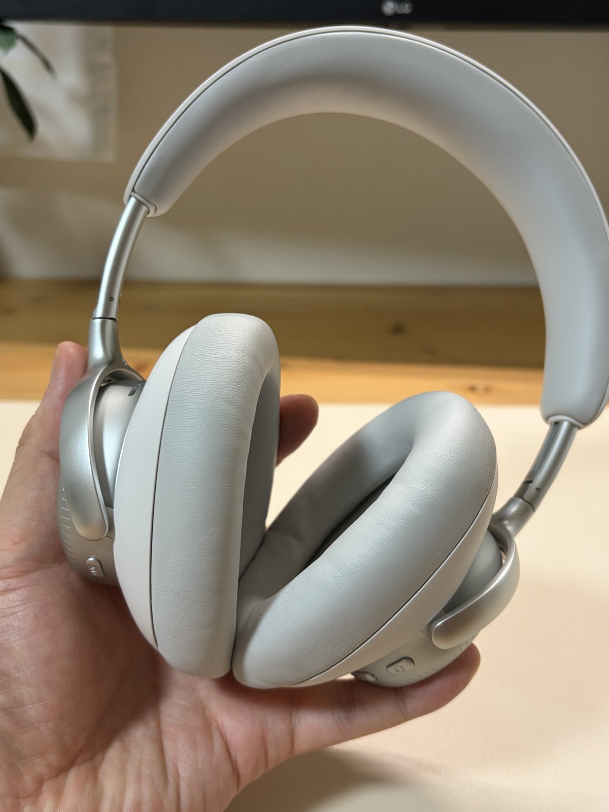 QCY H6 Ultra 本体を手に持ったところ