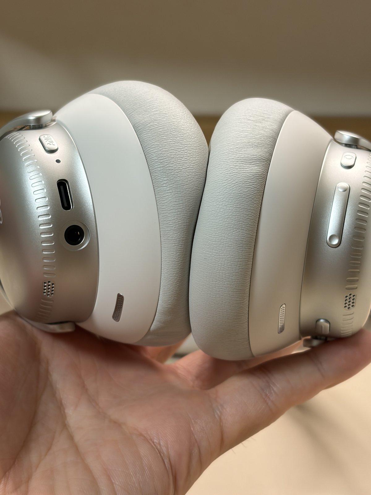 QCY H6 Ultra 側面のANCボタン・USB-C端子・3.5mmジャック