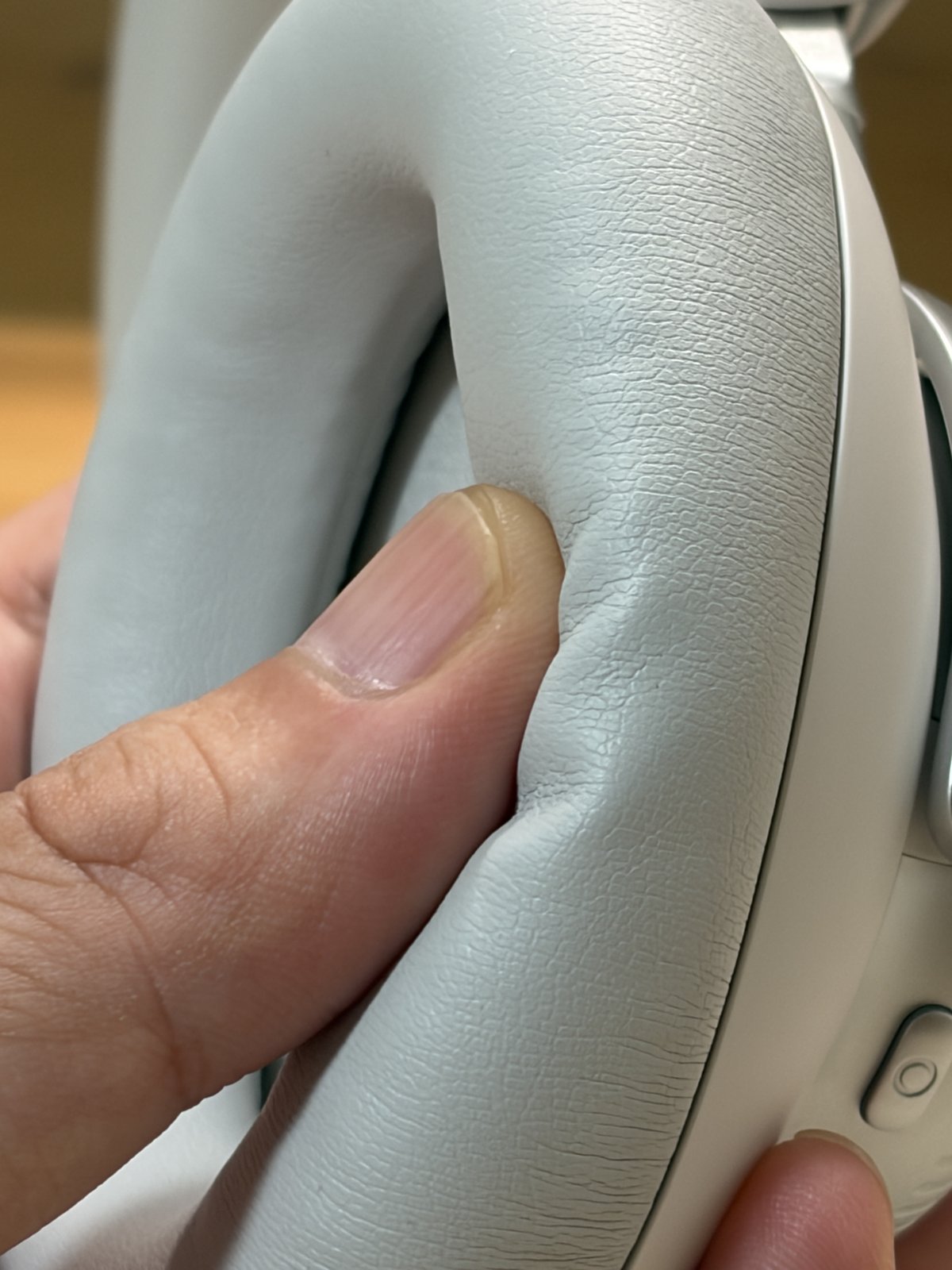 QCY H6 Ultra のイヤーパッドを指で押した柔らかさ