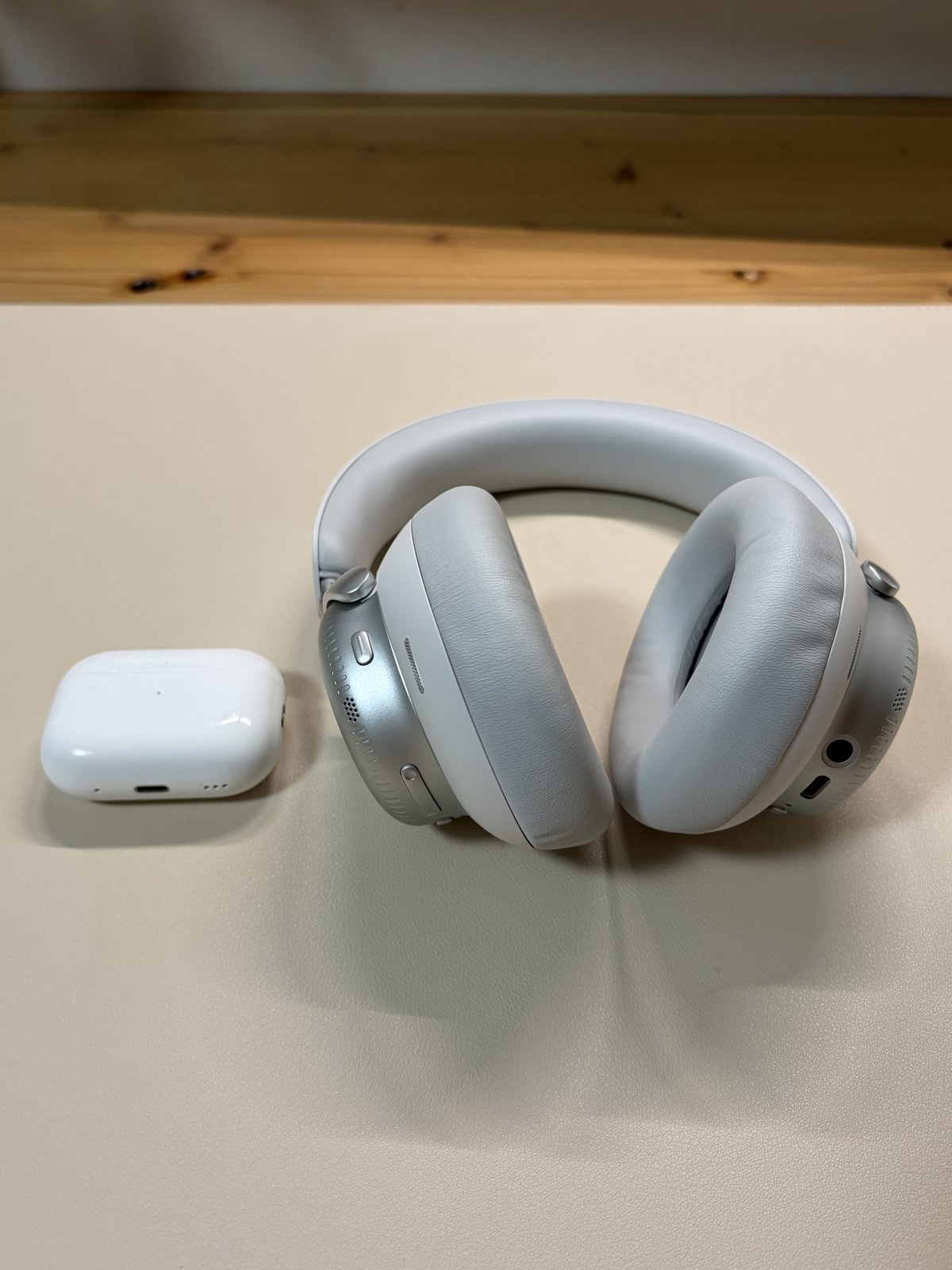 QCY H6 Ultra と AirPods Pro 2 を並べたところ