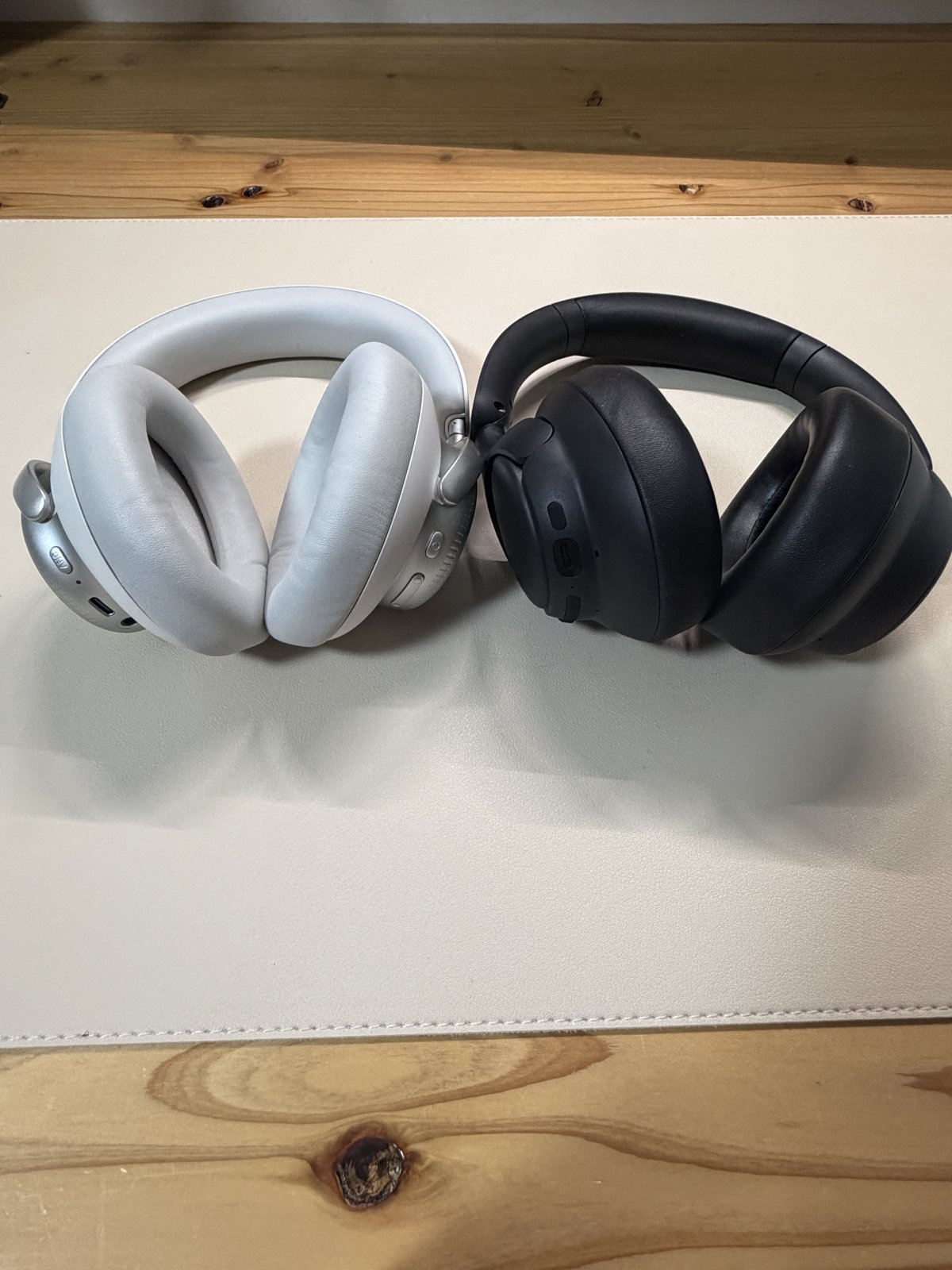QCY H6 Ultra（ホワイト）と H6 Neo（ブラック）を並べたところ