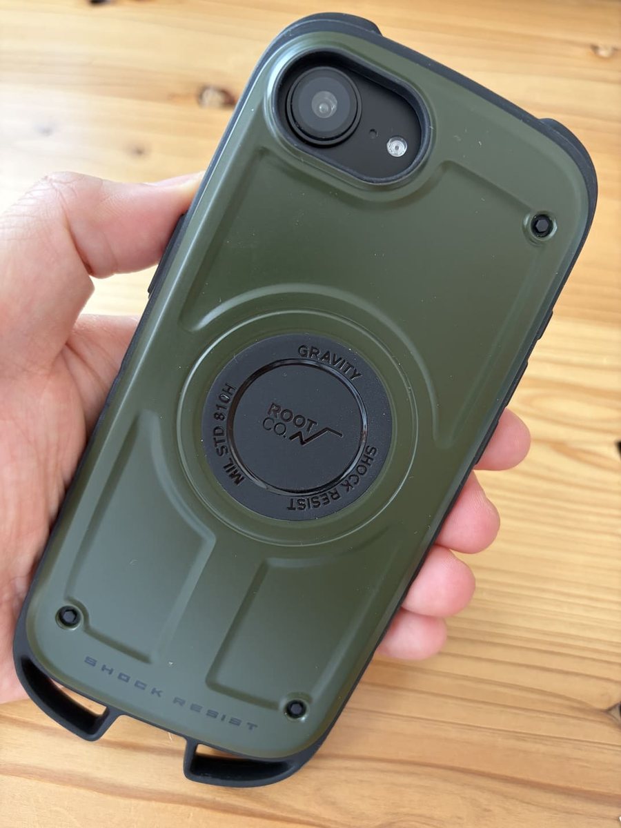 Root CoのiPhone17e対応ケースを手に持った写真