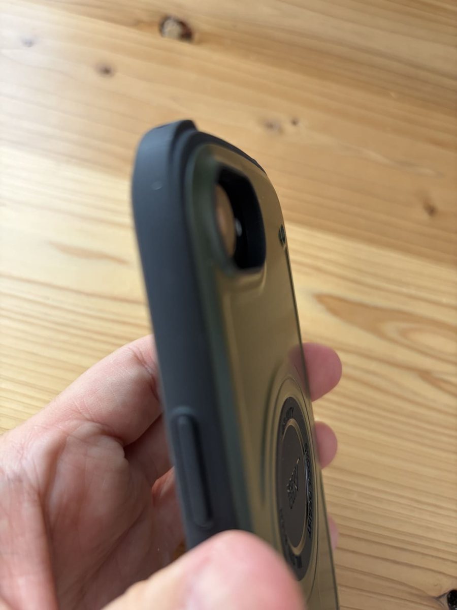Root CoのiPhone17e対応ケースの側面と厚み